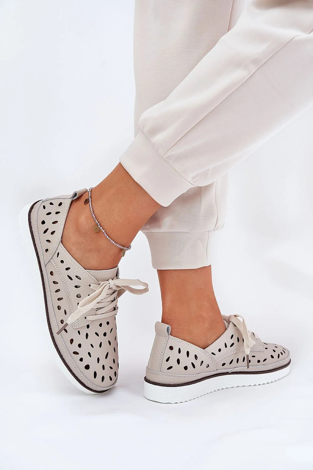 chaussures basses femme cuir naturel beige minimaliste décontractées élégantes perforées gouttelettes lacets larges semelles blanches plateforme antidérapantes respirantes confortables maintien