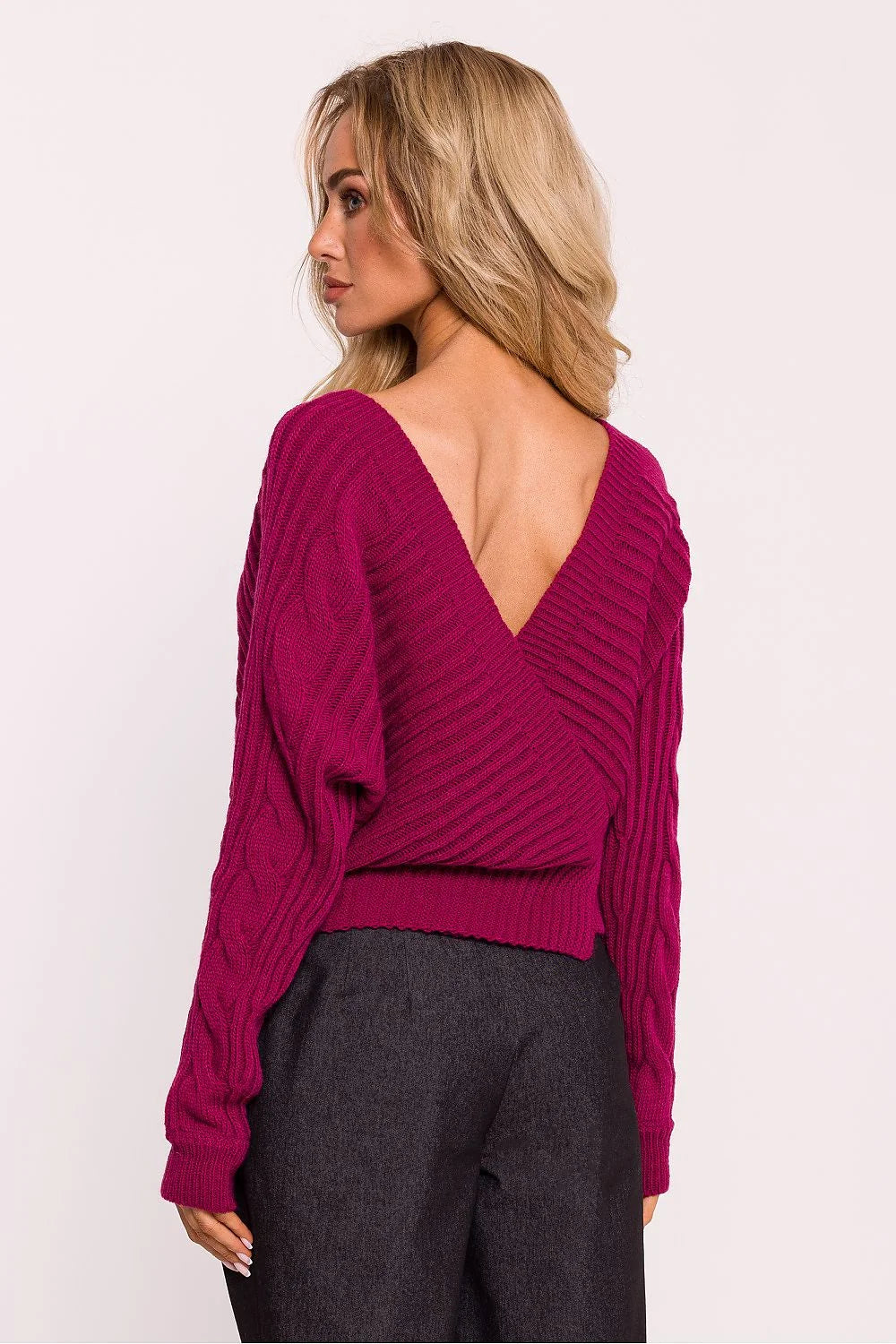 Pull en maille pour femme moderne couleur fuchsia manches longues encolure en V profonde coupe courte