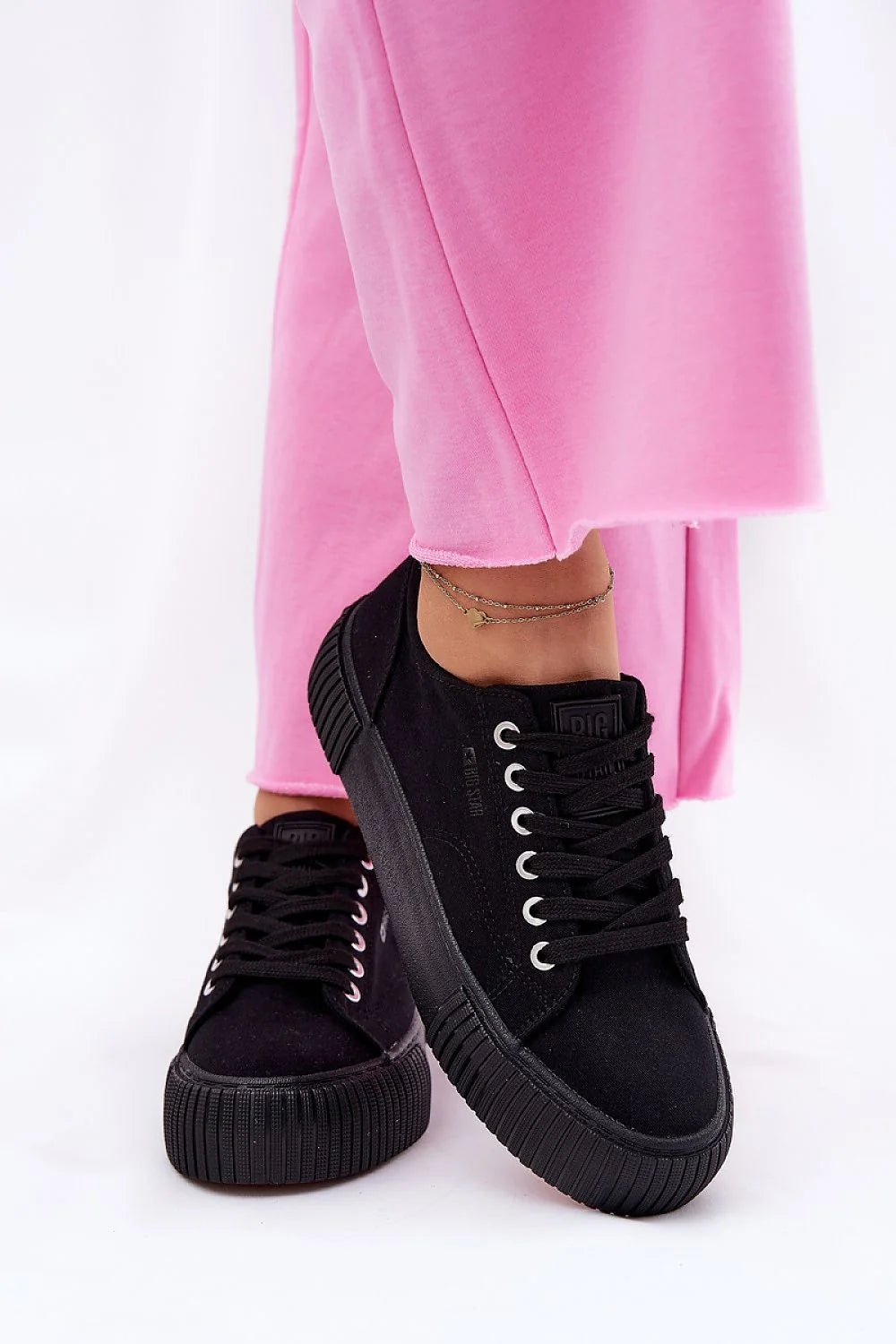 Baskets Step in style pour femmes, design moderne, style urbain, plateforme confortable, couleur noire, tige textile, semelle caoutchouc, lacets sécurisés, look intemporel, mode décontractée
