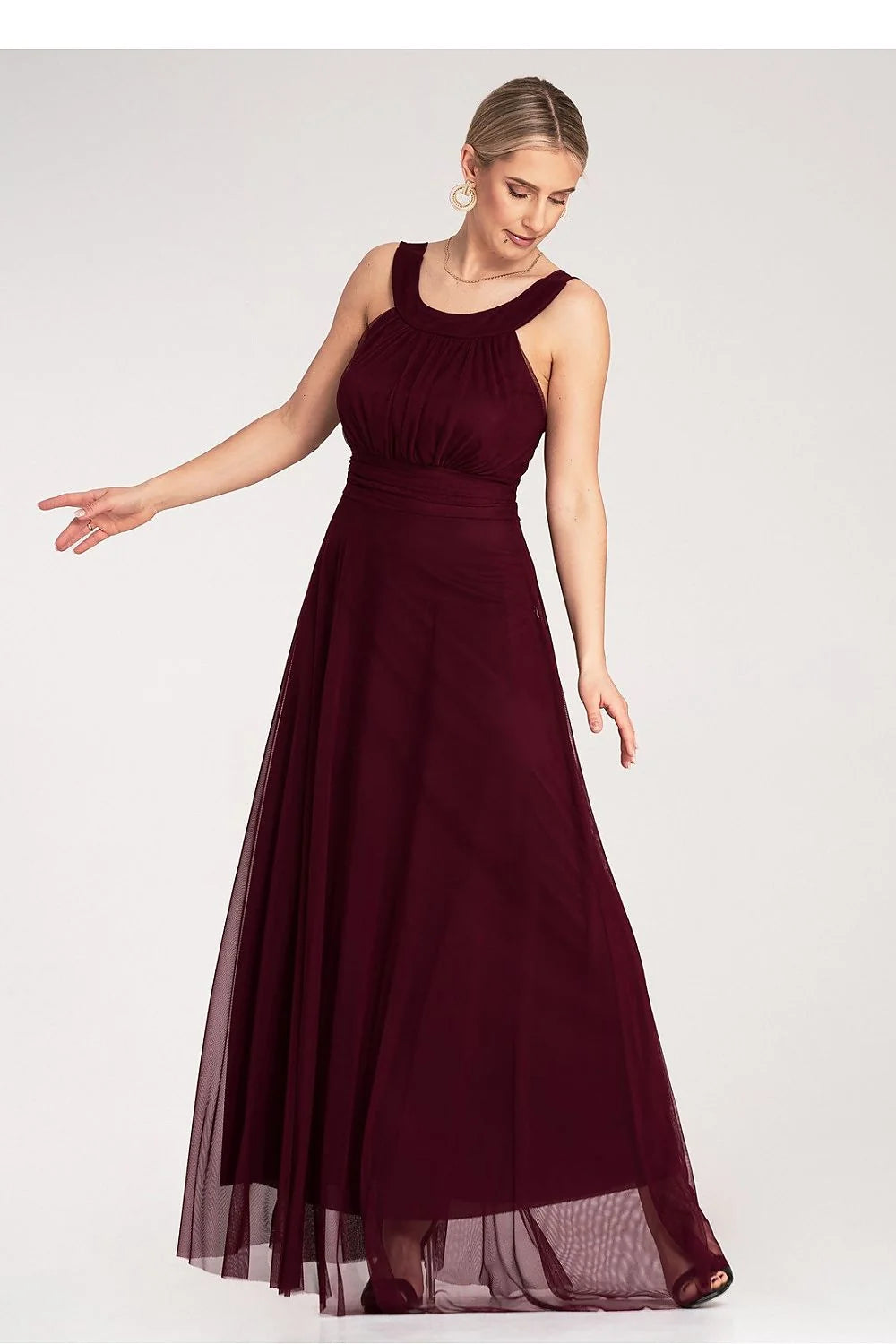 Robe de soirée élégante longue coupe ajustée encolure halter taille cintrée couleur bordeaux femme