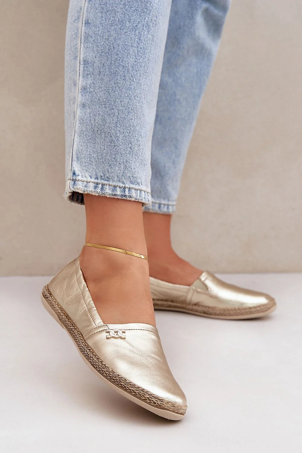 espadrille femme cuir naturel métallisé doré bout amande semelle plate profilée tressée jute chaîne ornement métallique slipon confort rembourrée élégante
