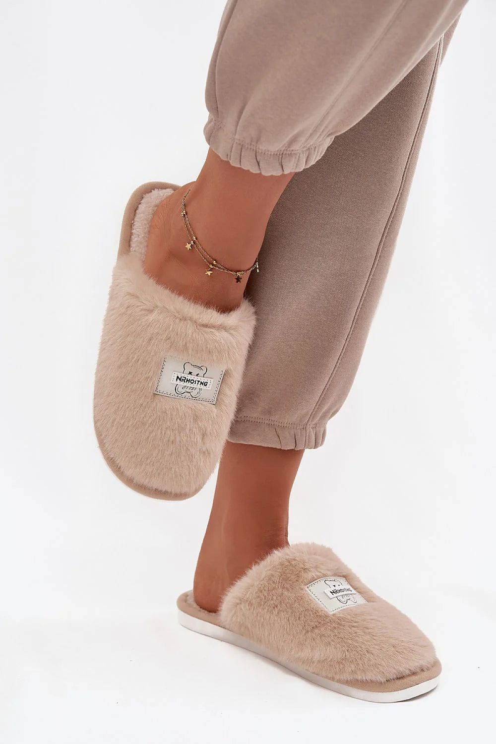 chaussons femme fourrure fausse beige mules slipon bout rond plaque logo pelucheuse doublure semelle plate blanche légère cocooning chaleur confort