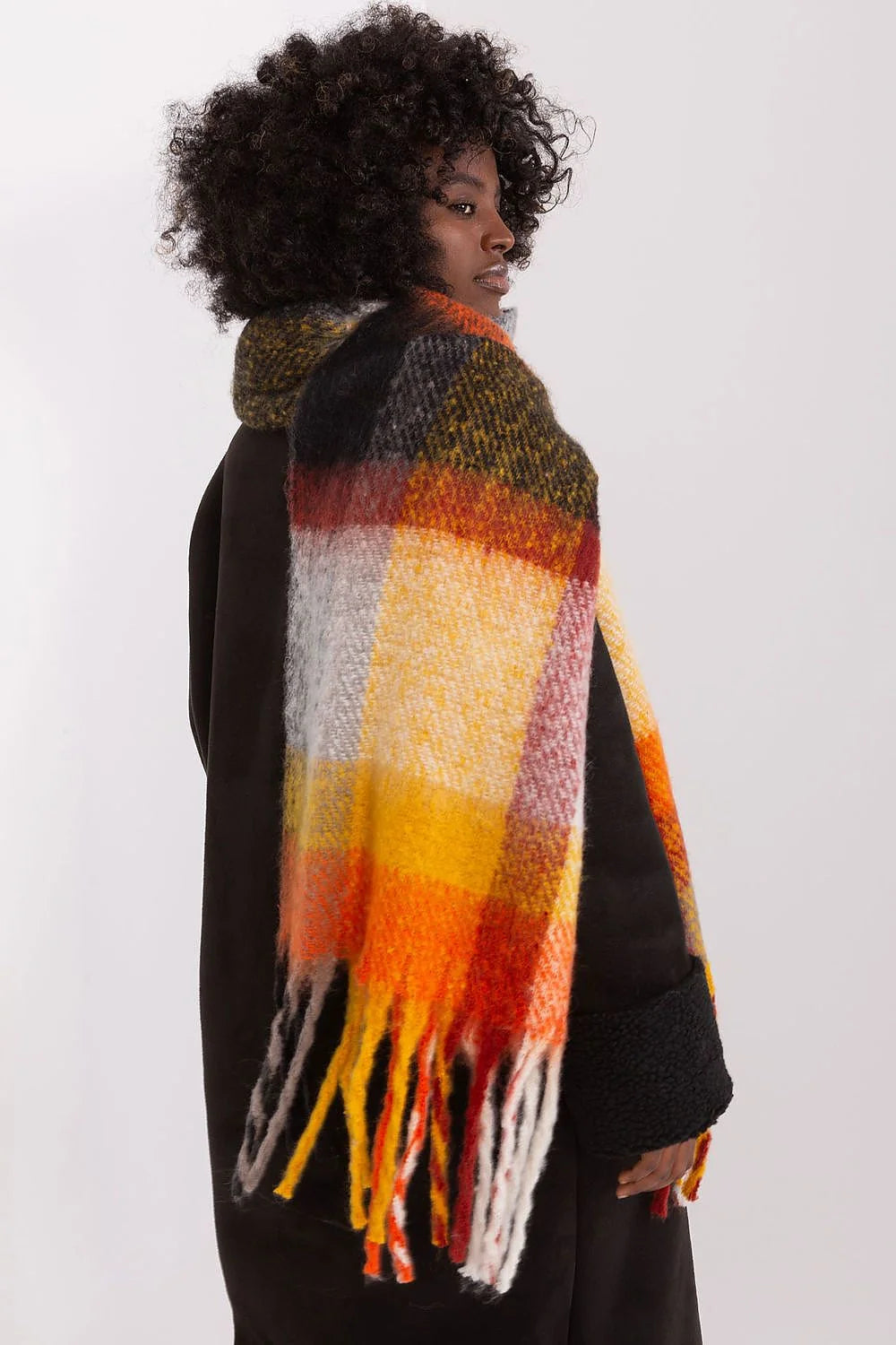 châle long large oversize carreaux multicolore tartan jaune orange gris bordeaux crème pompons franges moelleux chaud cosy élégante