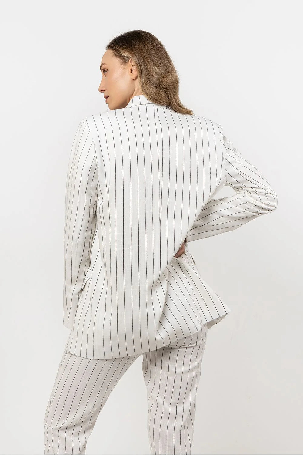 Veste blazer AWAMA en lin rayures verticales blanc cassé noir coupe longue ajustée femmes