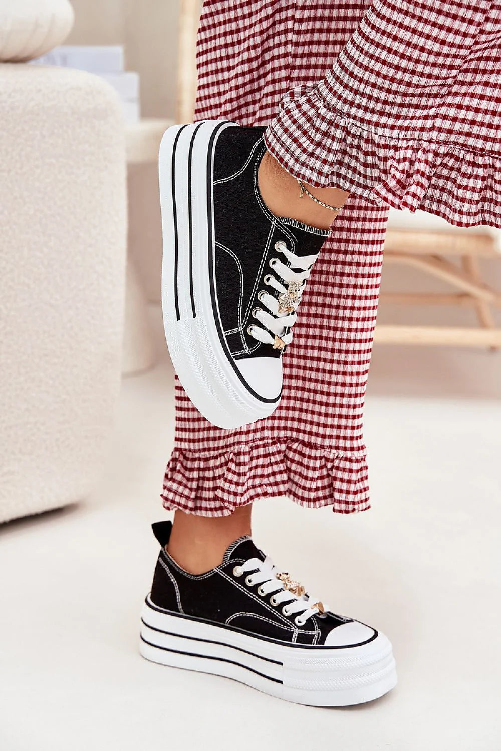 Baskets Step in style pour femmes en tissu noir et blanc plateforme massive détails dorés tendance mode casual