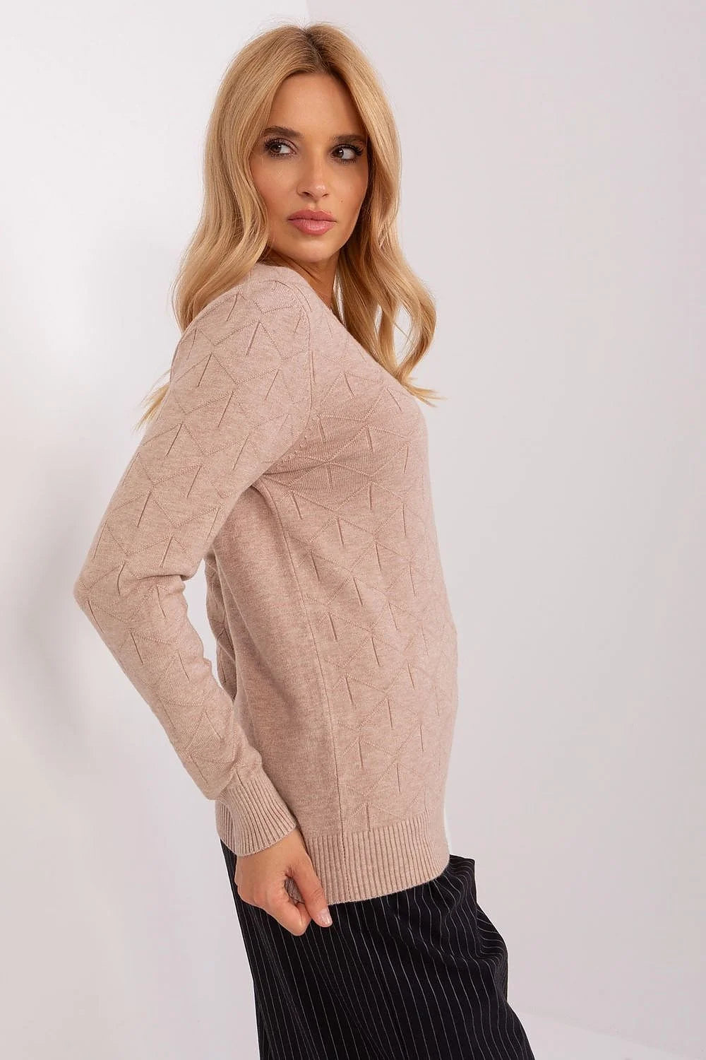 Chandail pour femme en coton mélange beige motif géométrique manches longues encolure ronde finitions côtelées