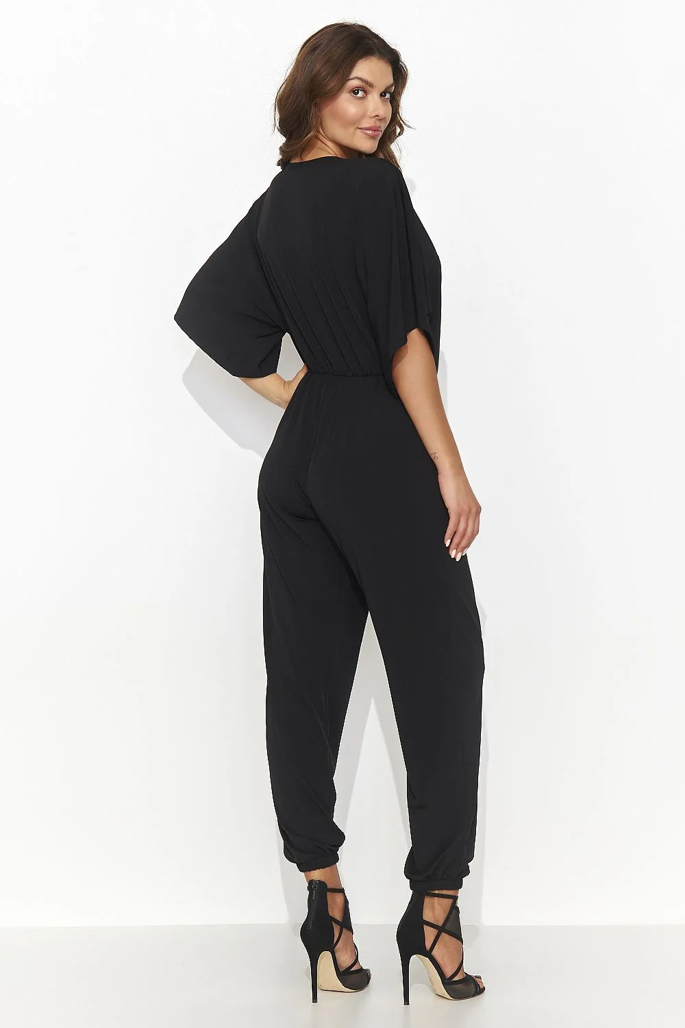 Combinaison élégante noire pour femmes, style minimaliste, coupe cintrée, manches amples, encolure en V profond, tissu fluide, occasion semi-formelle