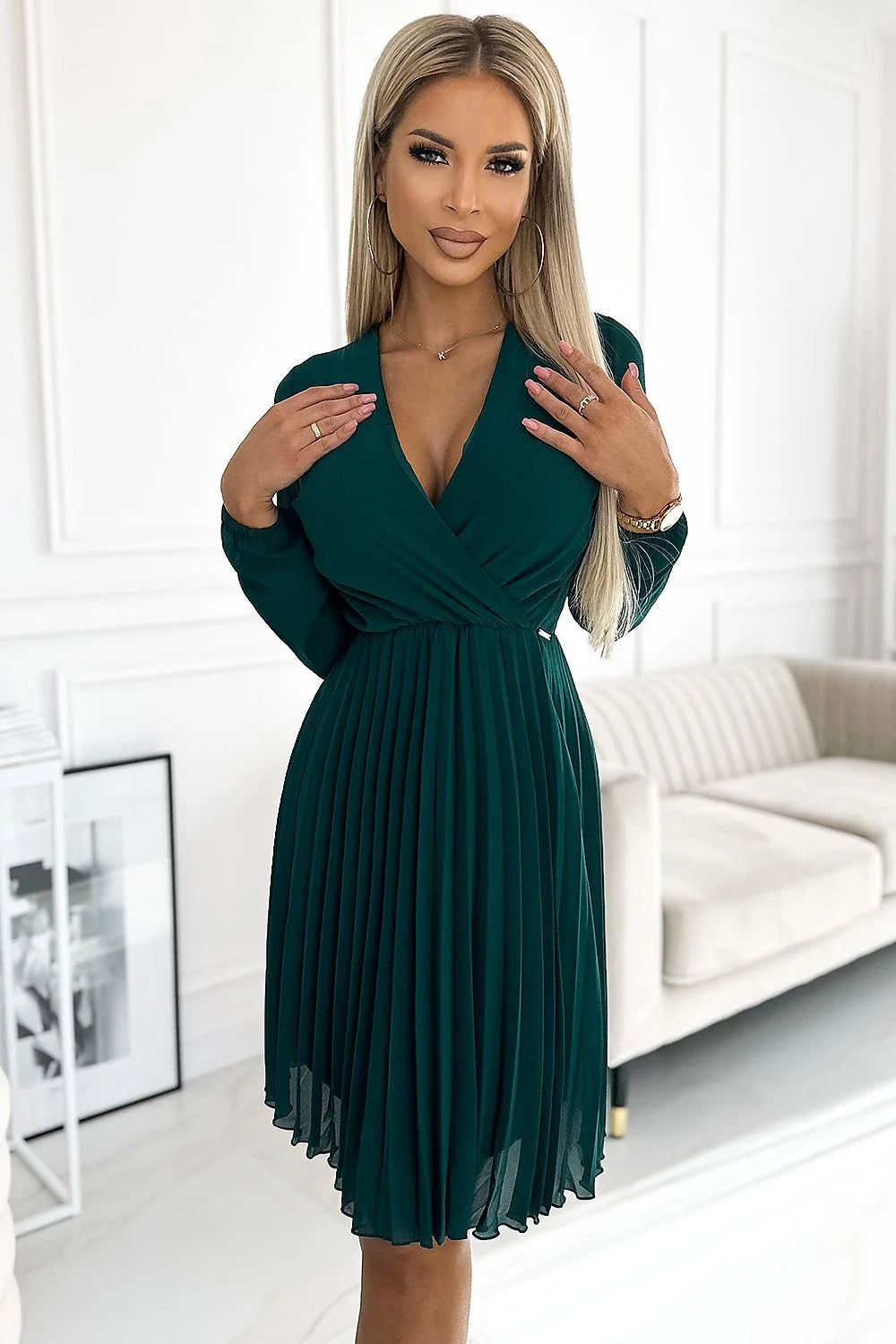 robe cocktail Numoco mousseline émeraude plissée chiffon cache coeur décolleté profond manches longues taille cintrée jupe évasée doublée opaque midi