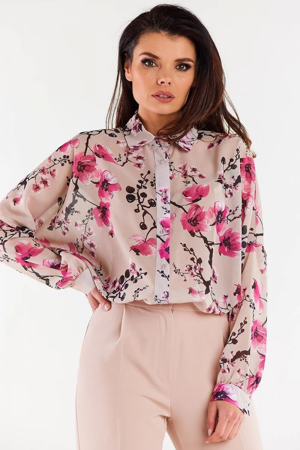 chemise femme manches longues imprimé floral fuchsia fond beige rosé soie fluide satiné coupe ample oversize poignets boutonnés élégante