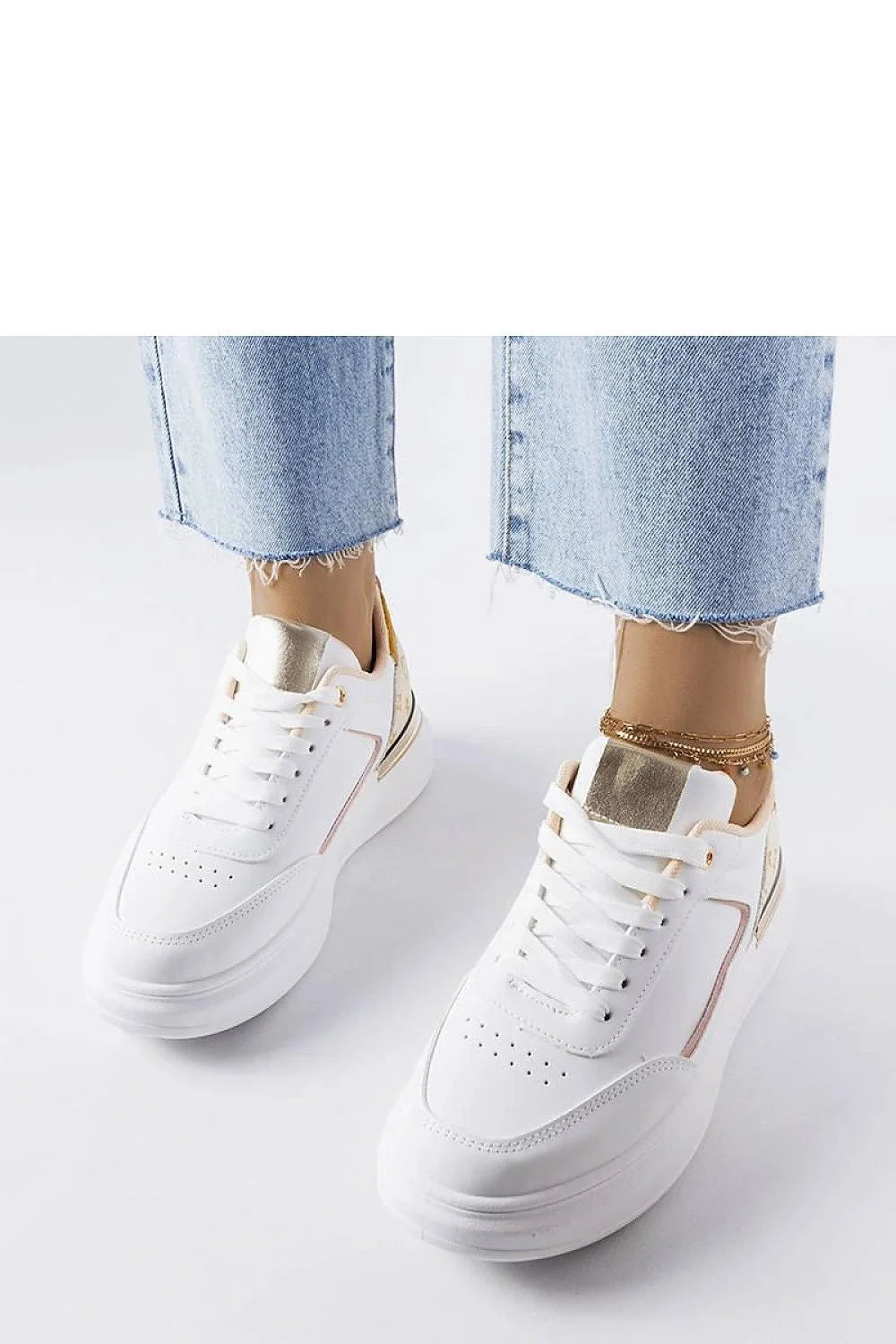 Baskets pour femmes design moderne élégant cuir blanc doré motifs étoilés semelle caoutchouc blanche