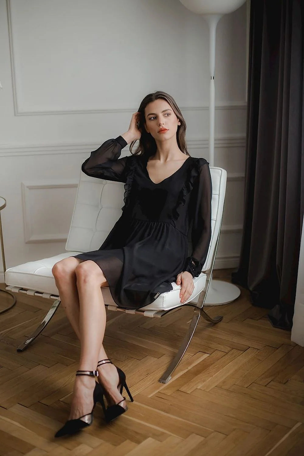 robe cocktail mousseline blanche manches longues volants coupe midi ajustable ceinture intégrée col V décolleté romantique fluide doublure opacité élégante
