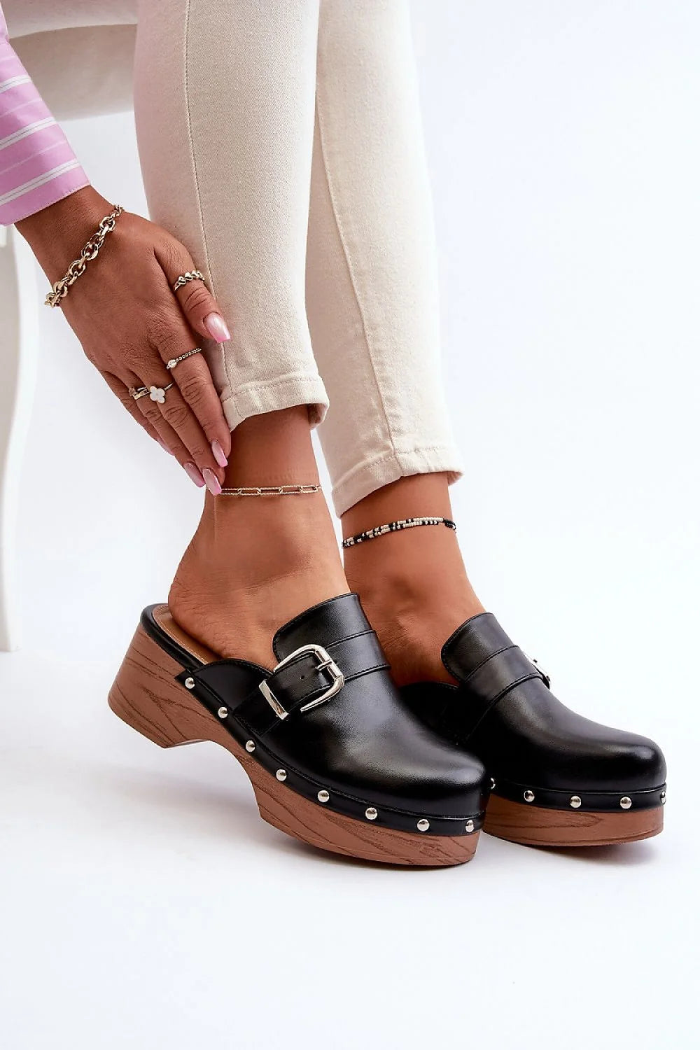mules talons compensés cuir artificiel noir boucle métallique argentée semelle plateforme imitation bois clair rivets argentés bout fermé dos ouvert