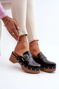 mules talons compensés cuir artificiel noir boucle métallique argentée semelle plateforme imitation bois clair rivets argentés bout fermé dos ouvert
