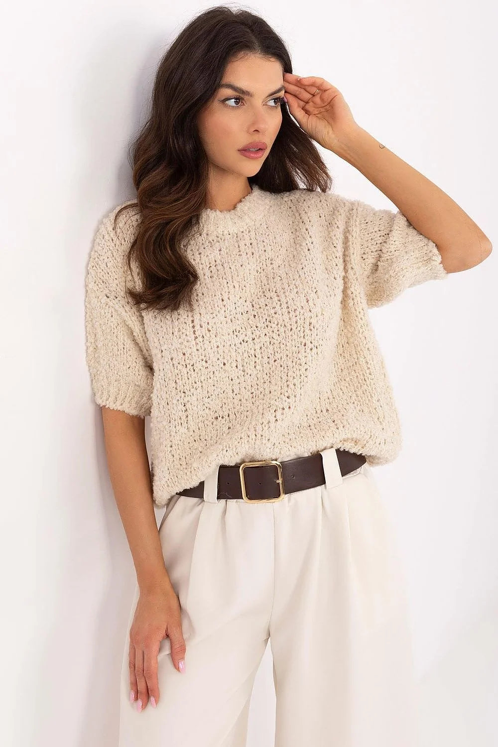 ensemble femme pull manches courtes pantalon taille haute minimaliste beige crème maille texturée côtelée oversize ceinture boucle dorée fluide élégant