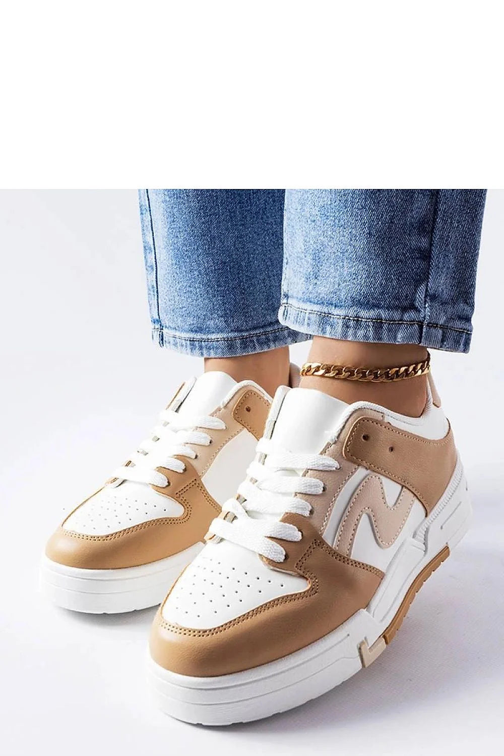 Baskets Solea design moderne épuré style sportif élégant cuir synthétique blanc beige clair semelle épaisse ventilation lacets dorés femmes