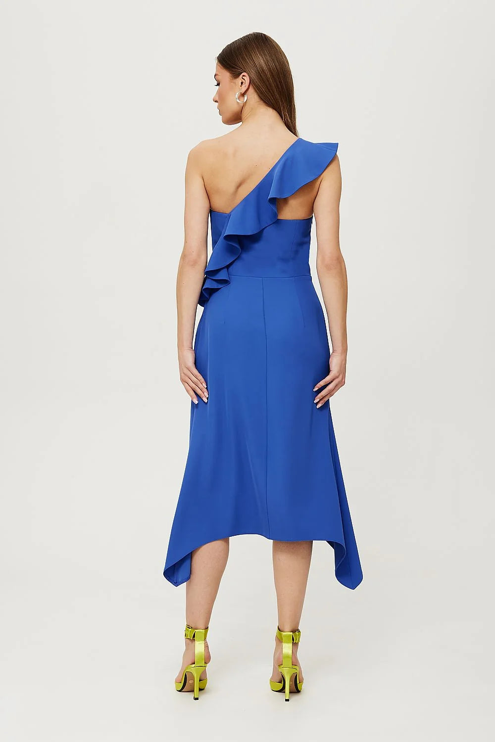 robe cocktail Makover asymétrique volants bleu cobalt synthétique elasthanne midi cintrée décolleté cœur épaule dénudée ourlet plongeant fente portefeuille fluide
