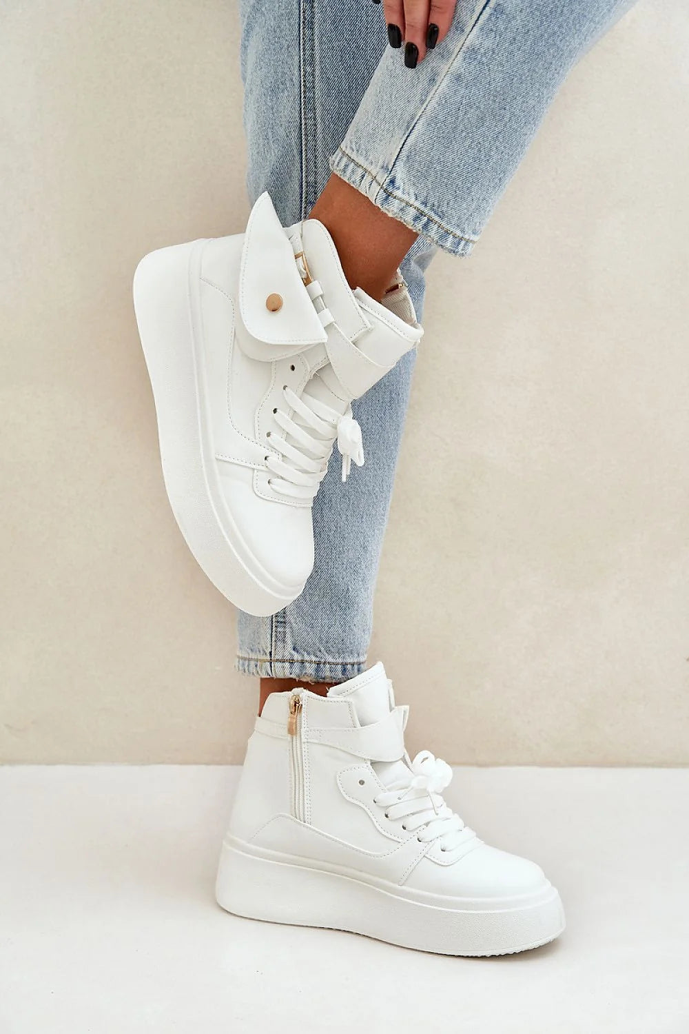 Chaussures de sport montantes femmes design moderne style urbain cuir écologique blanc confort amorti plateforme épaisse lacets blancs rabat décoratif