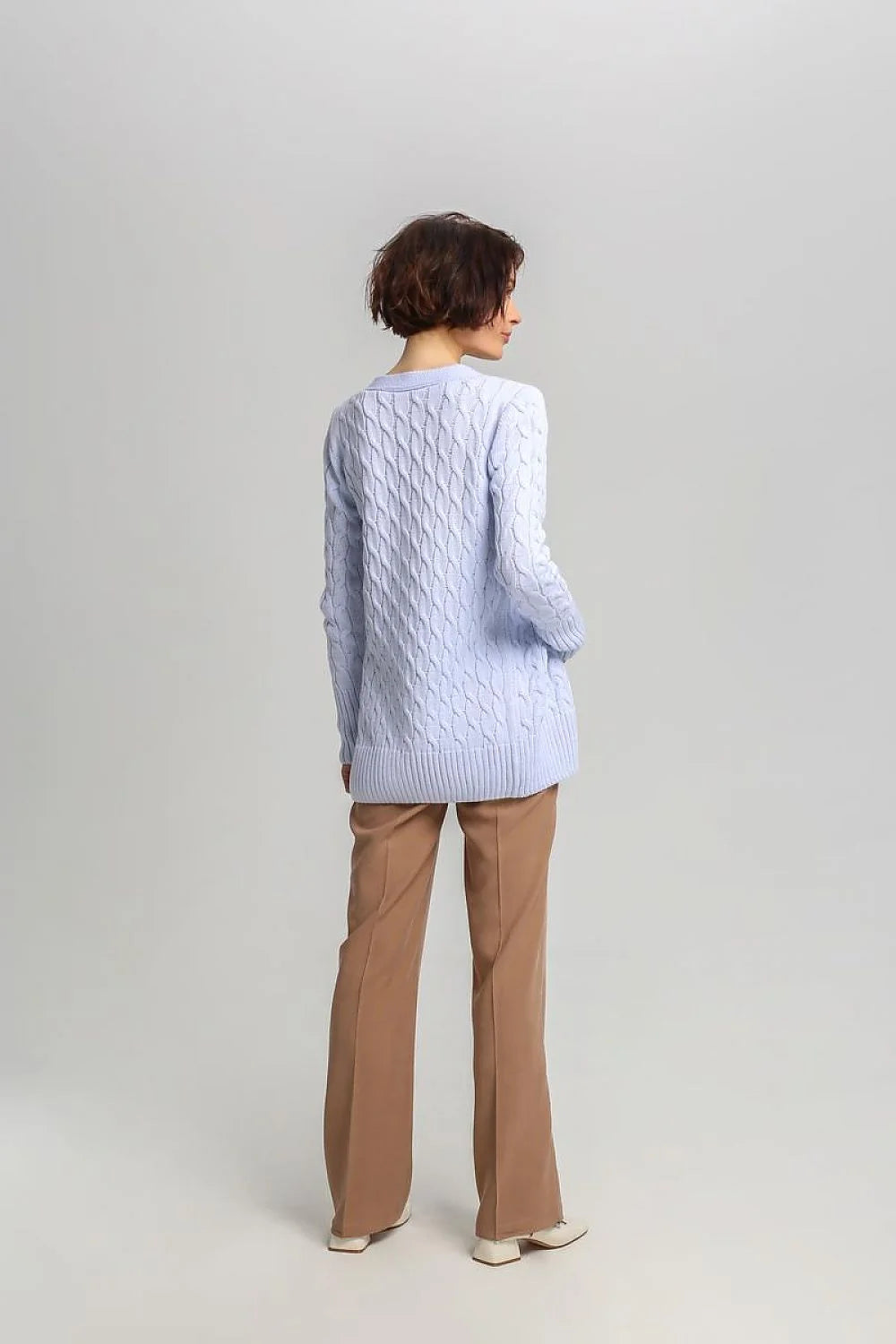 Cardigan et pantalon intarsia bleu pastel en laine mélange, style élégant, coupe ample, boutons marron, occasion bureau ou sortie décontractée