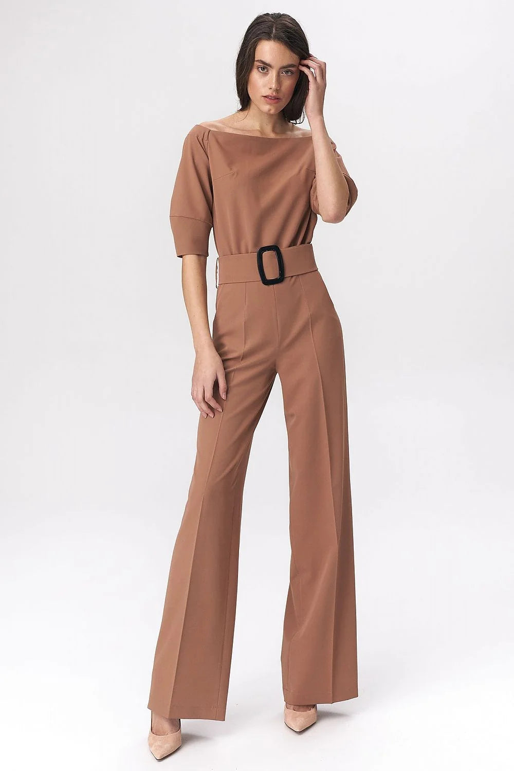 Combinaison caramel en tissu fluide, élégante et moderne, ceinture intégrée, manches courtes femme chic