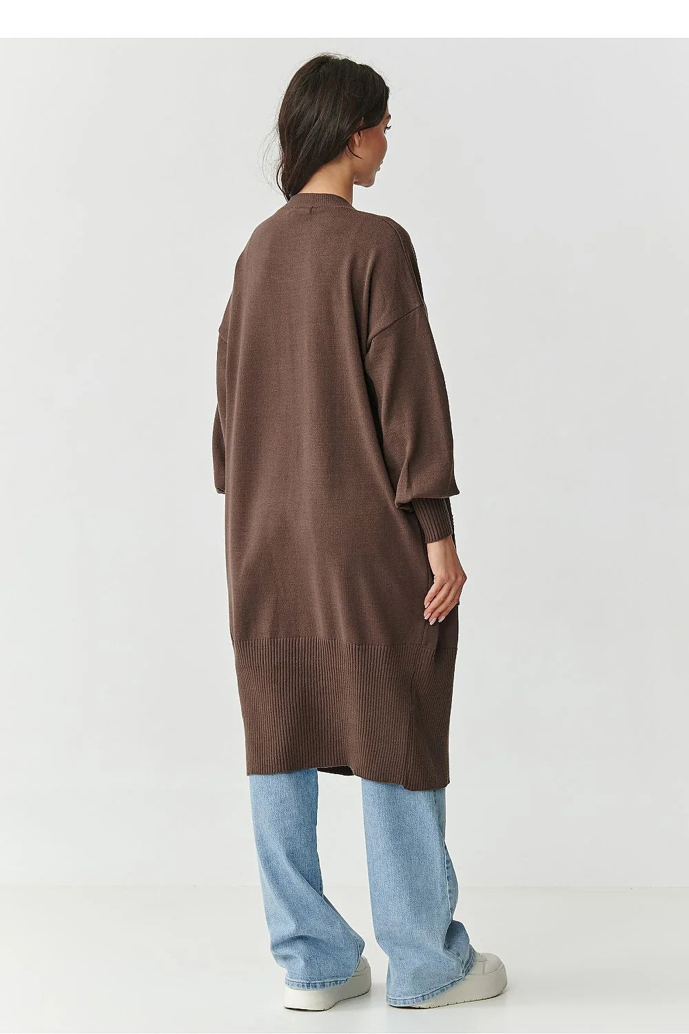 cardigan long femme oversize chocolat maille tricotée col V manches tombantes poches plaquées larges poignets côtelés ourlet ouvert confortable doux