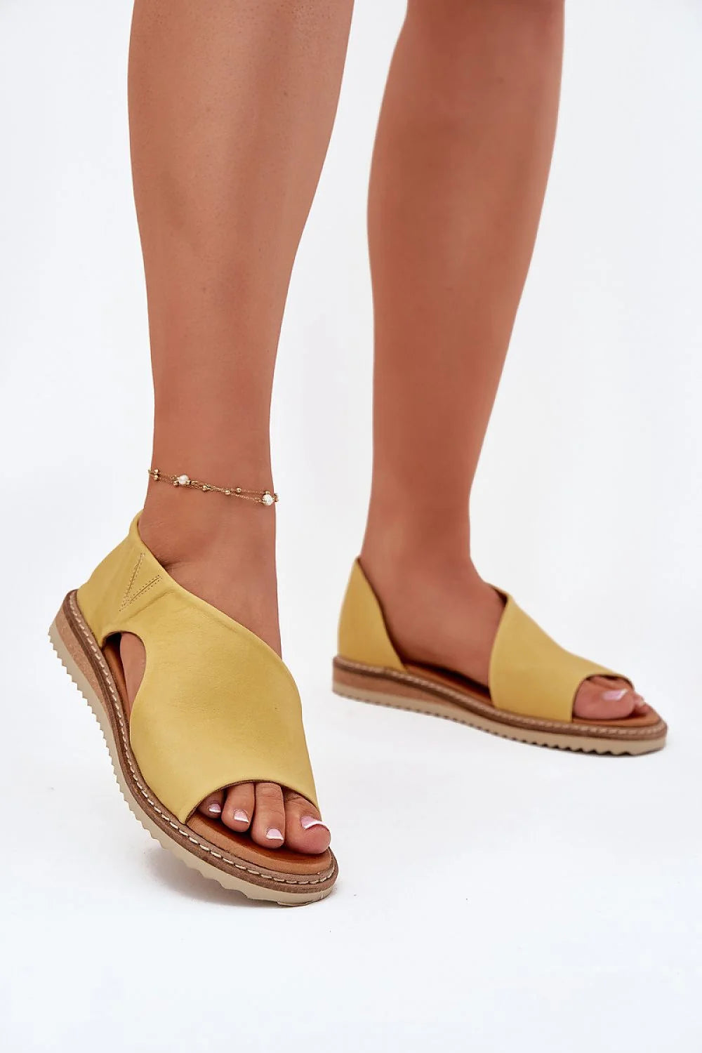 sandales femme cuir jaune moutarde asymétrique ouverture latérale bride cheville séparée semelle compensée crantée rembourrée confort estival élégant décontracté durable