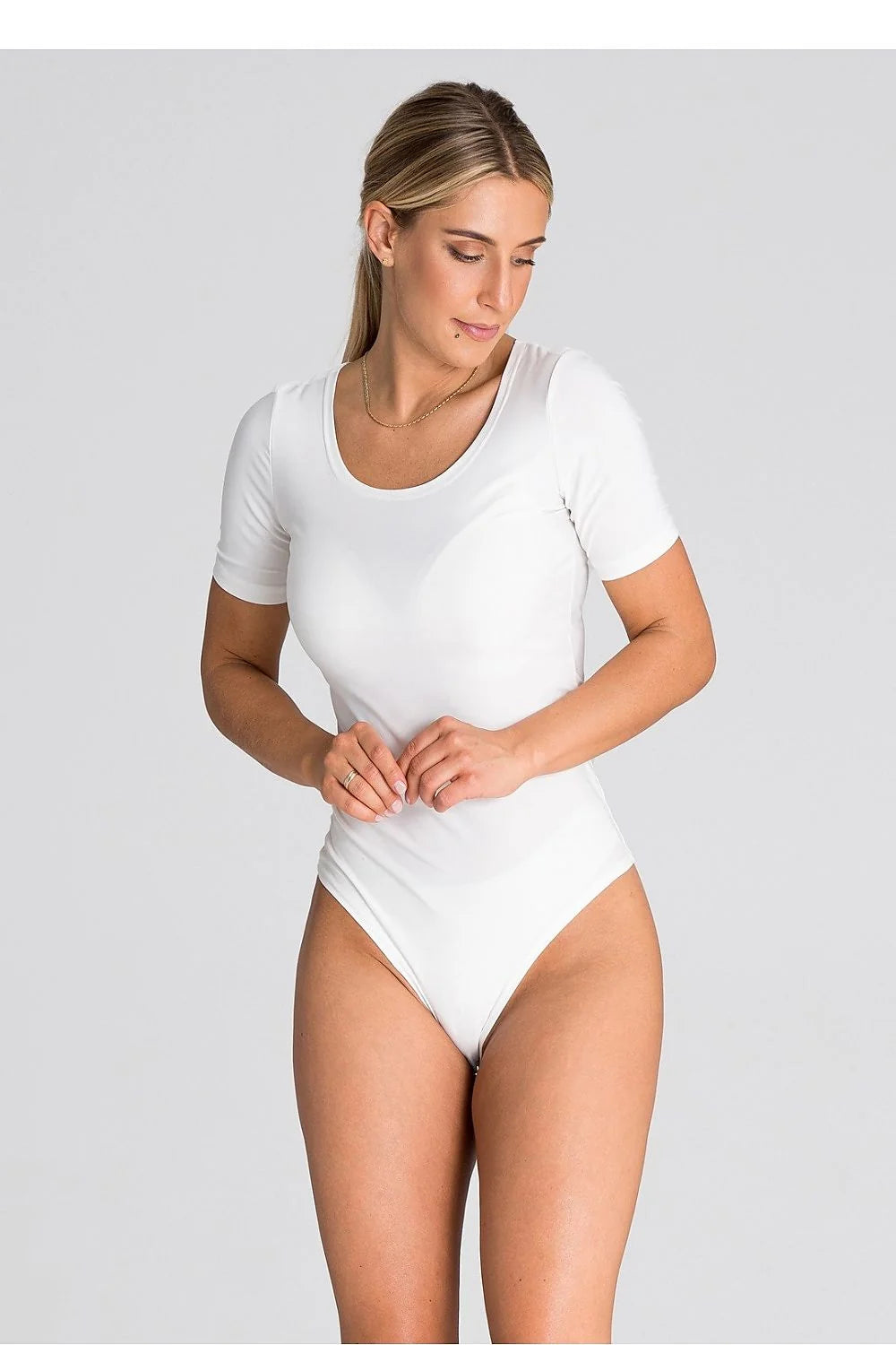 Body féminin design épuré manches courtes encolure arrondie blanc pur coton élasthanne ajusté polyvalent occasion quotidienne ou spéciale