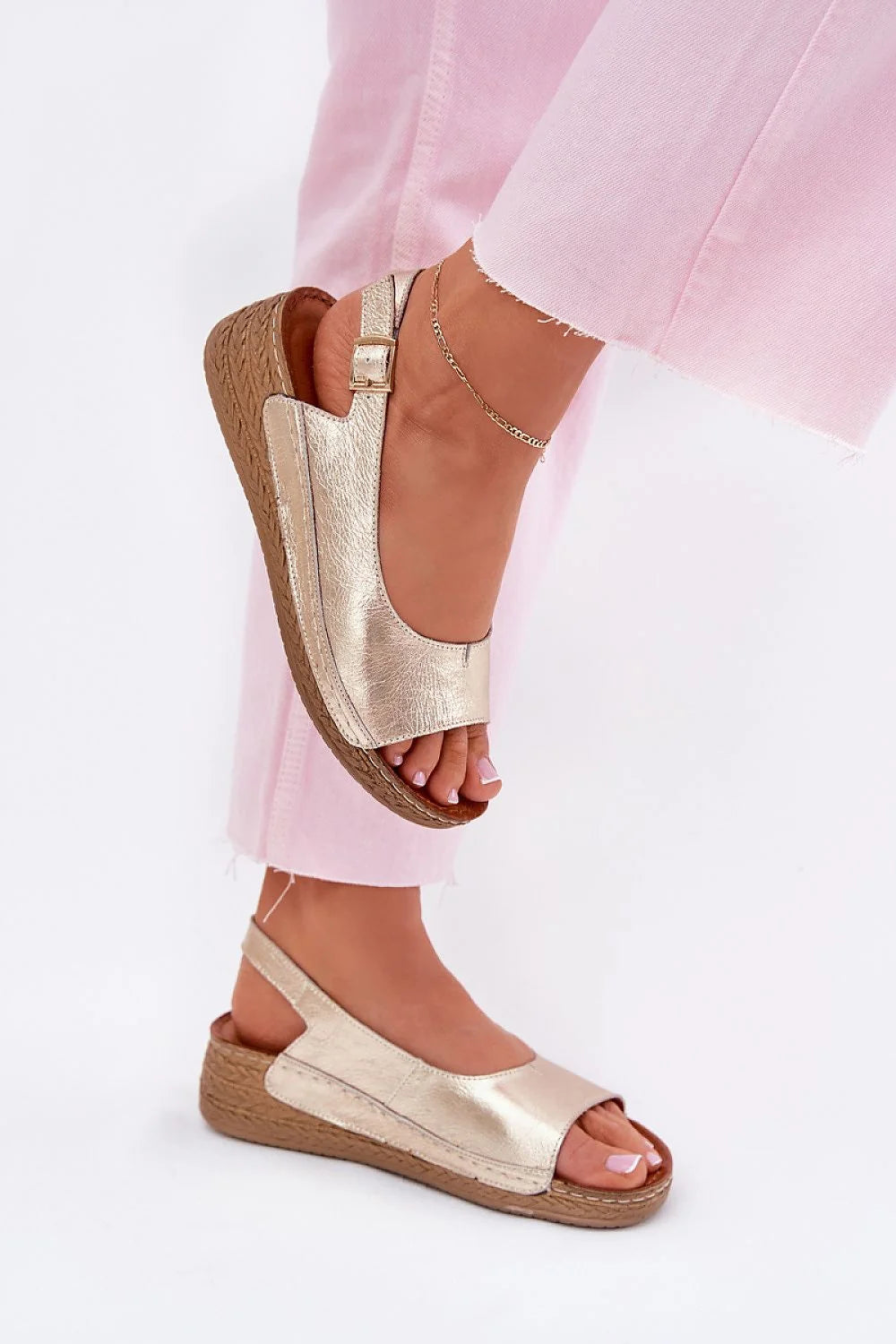 Sandales femmes style estival décontracté simili cuir doré métallisé plateforme confortable couleur marron naturel ajustement parfait occasion été