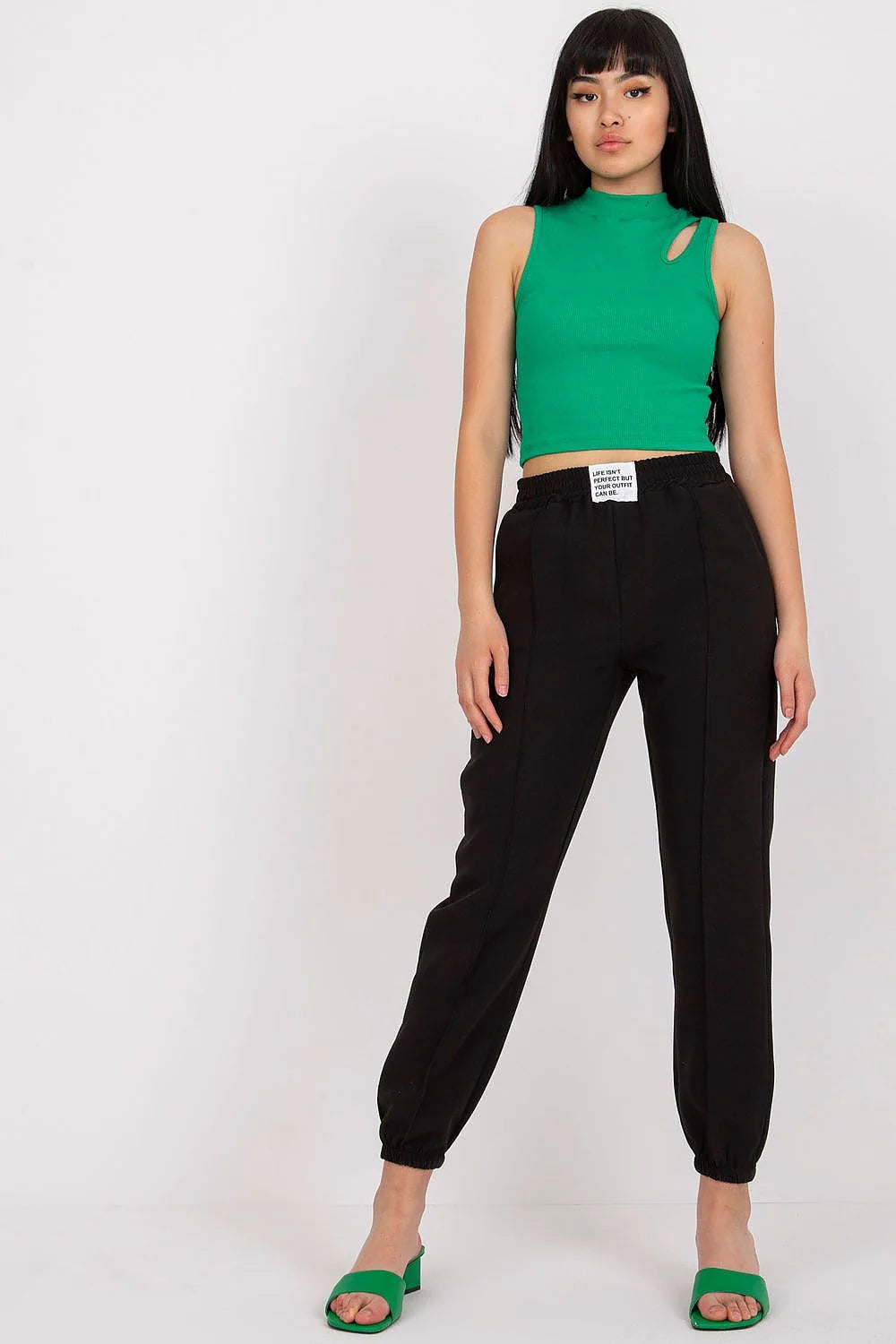 Pantalon femme haute taille tissu élastique poches latérales obliques elasthanne polyester.crop top rayures horizontales imprimé texte noir.escarpins fuchsia assortis