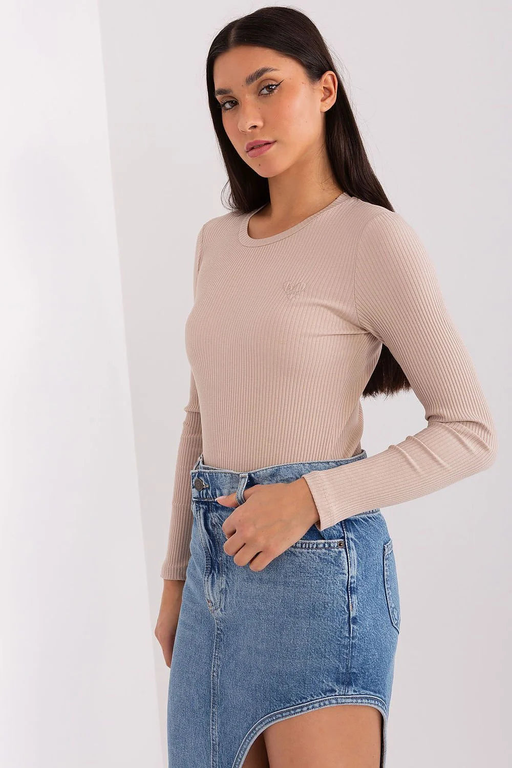 Chemisier BFG en coton élasthanne beige, style minimaliste élégant, manches longues, encolure ronde, coupe ajustée, femme