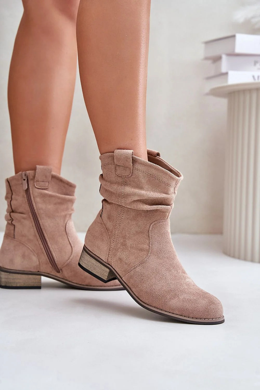 Bottines pour femmes en daim écologique style élégant moderne talon bas couleur beige rosé fermeture éclair
