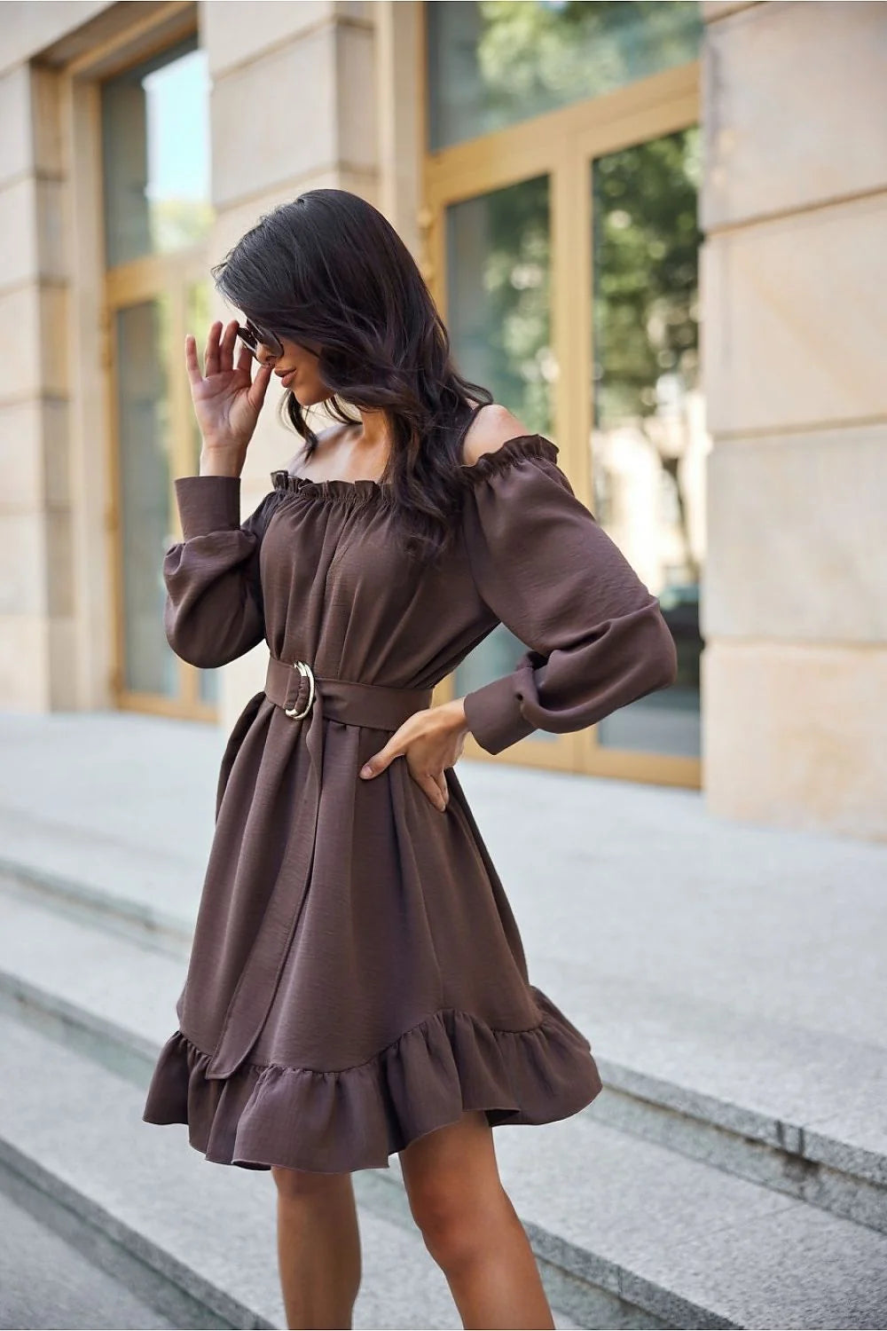 Robe féminine élégante couleur brun tissu léger coupe trapèze ceinture ajustable manches longues encolure bardot occasions semi-formelles femmes été automne hiver