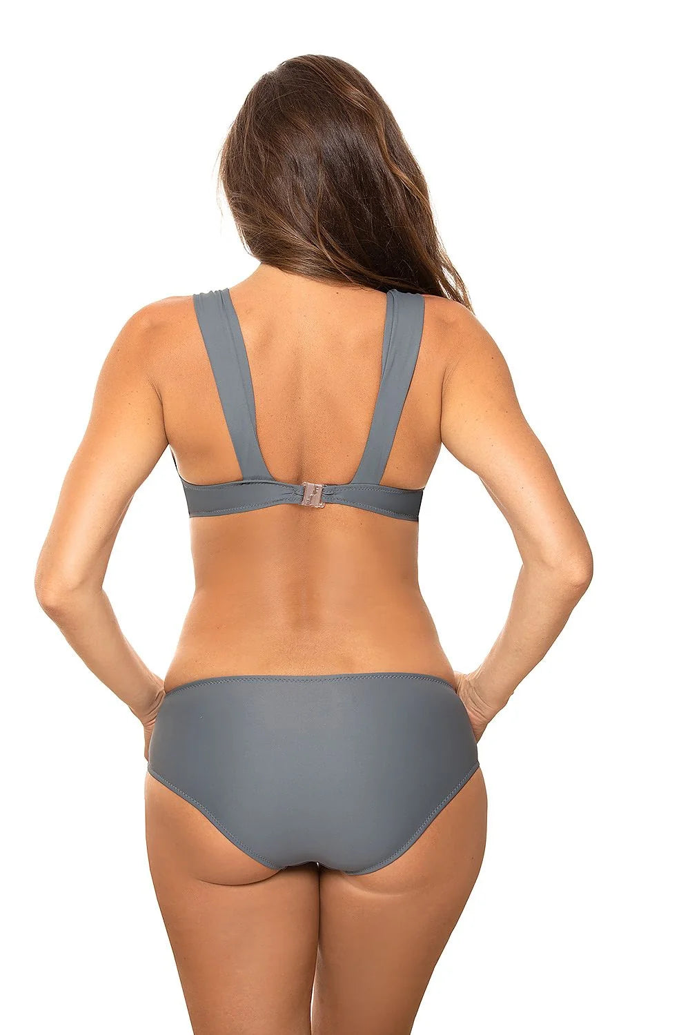 Bikini deux pièces noir lycra moderne élégant bonnets moulés bretelles larges détail métallique tendance plage