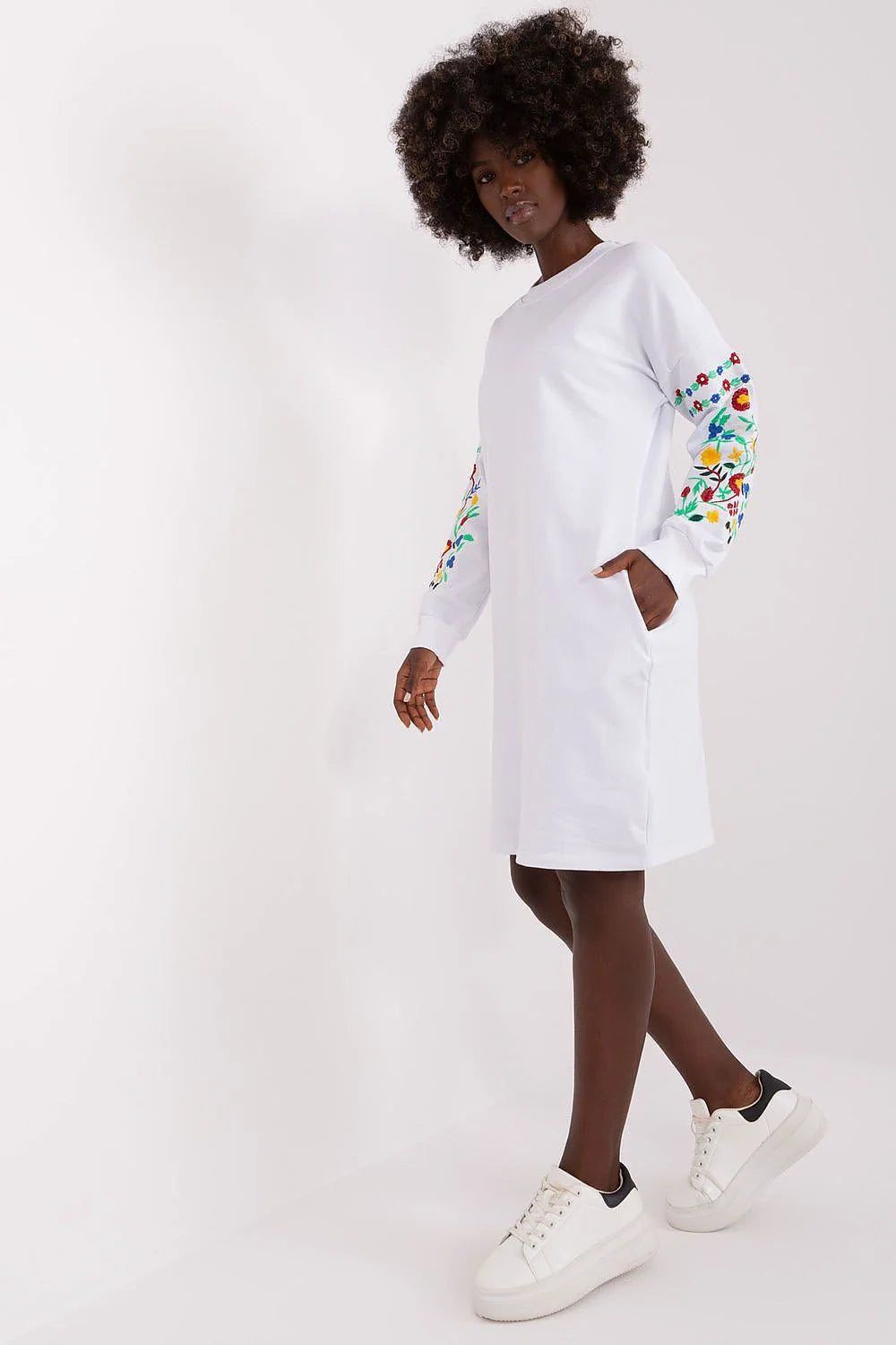Robe de jour moderne femme couleur blanche broderie florale manches longues col rond coupe droite ample tissu coton elastane