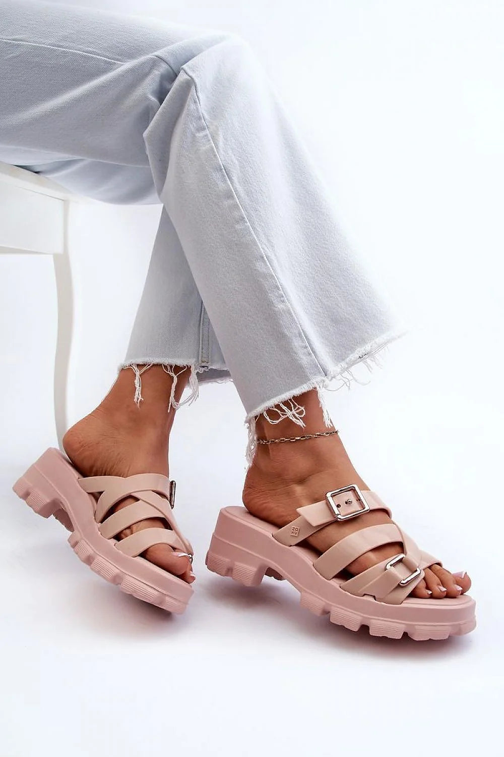 Sandales modernes ZAXY en plastique végan rose pâle, talon 6cm, semelle crantée, sangles croisées, boucles métalliques, sandales éco-responsables pour femme