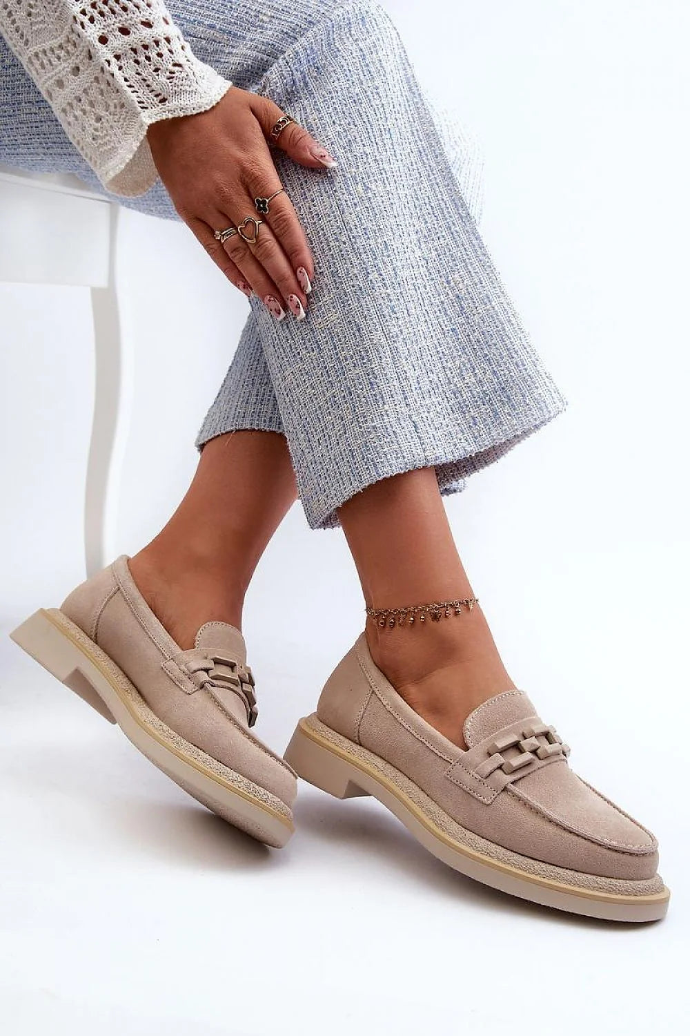 Moccasins élégants pour femmes en daim beige clair, style classique moderne, talon plat, semelle caoutchouc, look sophistiqué, occasion多种