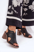 Sandales élégantes à talons carrés pour femmes cuir texturé perforations bride réglable confort style moderne