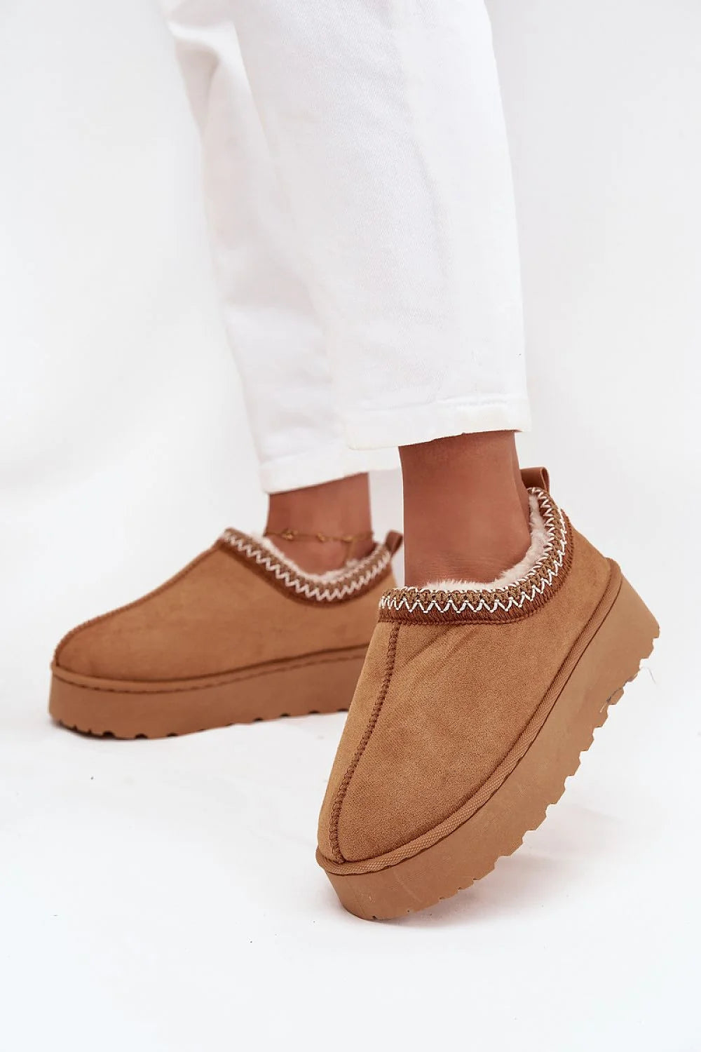 bottes neige femme suédine écologique broderie plateforme caoutchouc isolante doublure fourrure chaude confortable caramel semelle crantée antidérapante intérieur extérieur hivernal