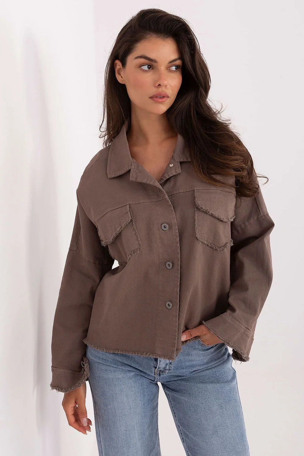 chemise jean femme oversize coton élasthanne taupe brun manches longues boutonnée poches poitrine rabat bords effrangés coupe droite longueur hanche