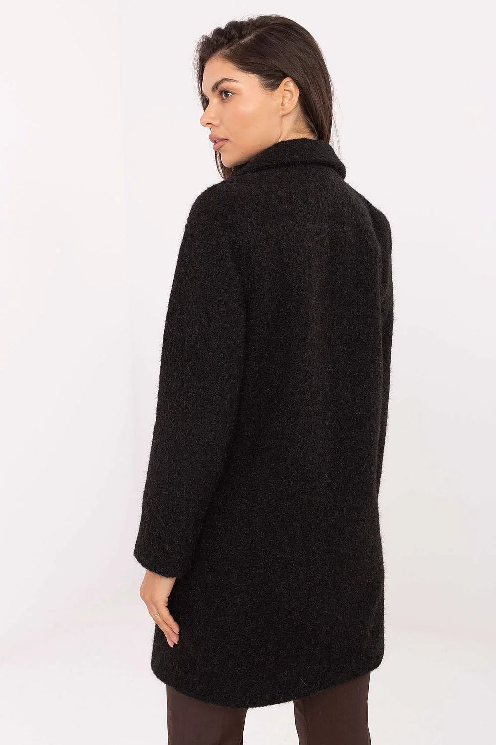 manteau femme long mi cuisse noir coupe droite col tailleur bouclé mohair texture chaude légèrement poilue bouton doré manches longues