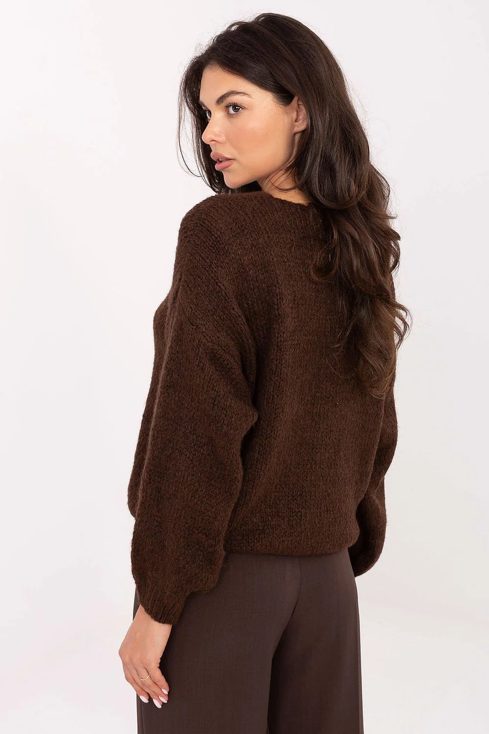 cardigan femme maille épaisse bouclée coupe courte oversize encolure profonde manches longues ballon chocolat boutons métalliques côtelés duveteuse