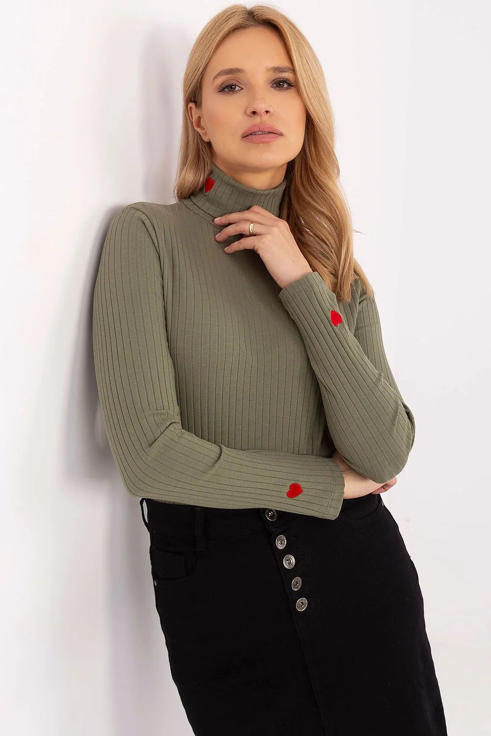 Pull à col roulé Relevance maille côtelée vert olive cœurs brodés femmes coupe ajustée matériau doux