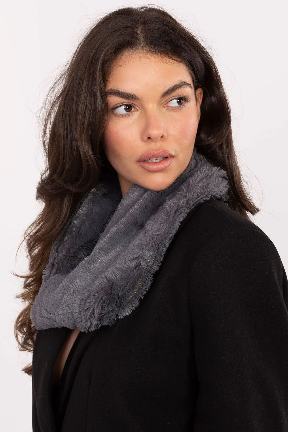 snood col circulaire fausse fourrure gris anthracite pelucheuse volumineuse ultradouce chaude moelleuse élégante pratique chic hivernal femme