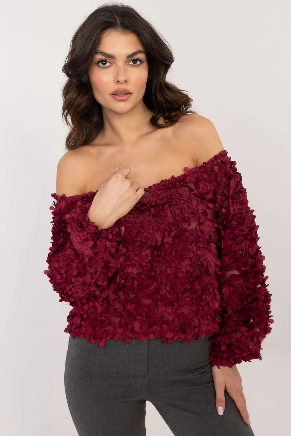 Chemisier élégant pour femme en bordeaux motifs floraux en relief encolure bardot manches longues coupe décontractée occasion spéciale
