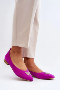 Ballerines élégantes en daim naturel, design moderne, talon plat, détails papillon, couleur fuchsia, femmes