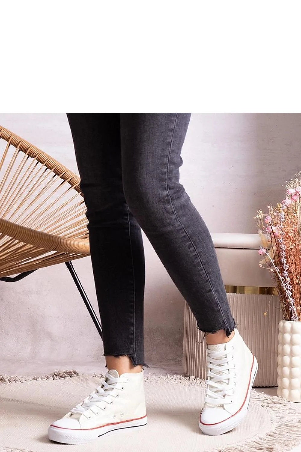 baskets montantes femme toile blanche semelle caoutchouc rouge lacets blancs œillets métalliques renfort cheville flexible antidérapante silhouette épurée casual rétro