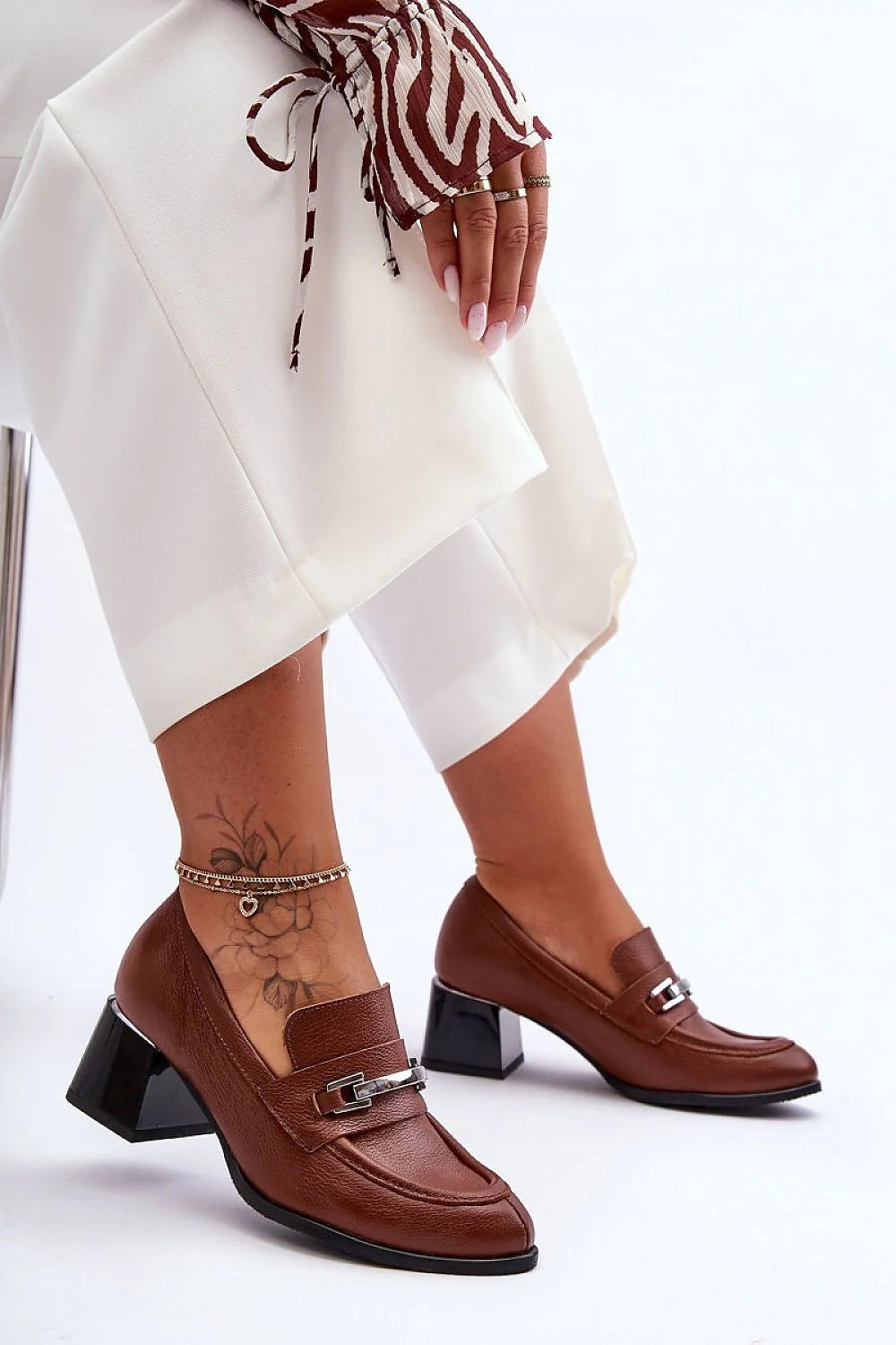 escarpins femme cuir marron grainé mocassin bout légèrement pointu bride mors argenté talon bloc semelle crantée confortable élégant