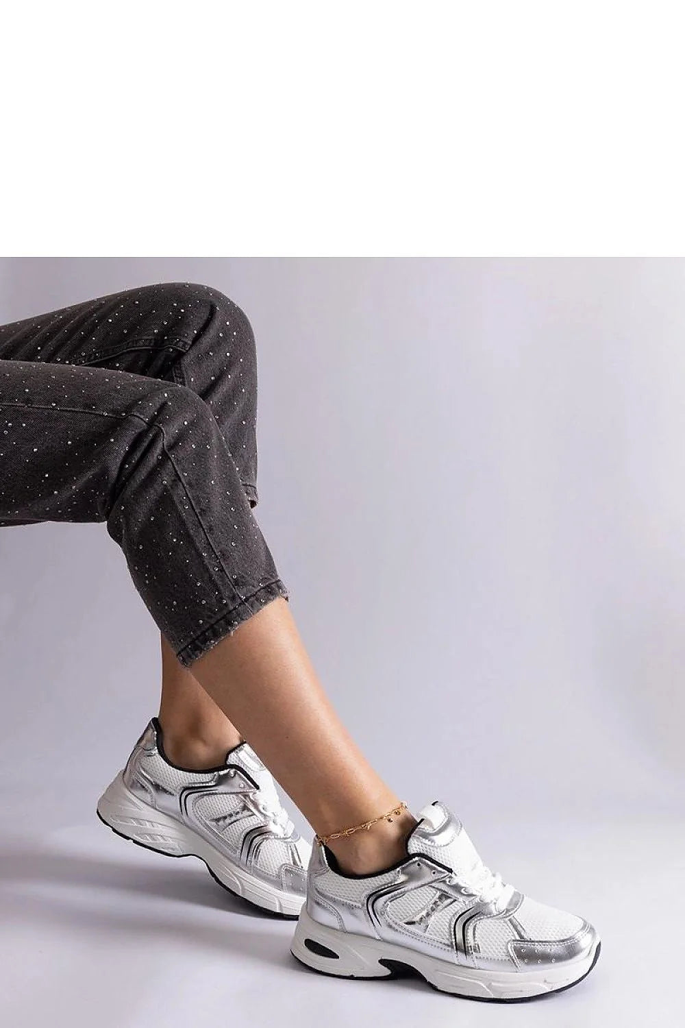 Baskets Solea femmes design athlétique urbain style futuriste maille respirante matière métallique blanc argenté confortable lacets blancs talons épais soutien longue durée