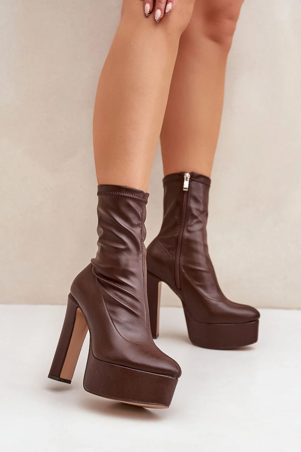 bottes montantes talons épaisses bloc plateformes compensées cuir synthétiques marron lisses design moderne rétro bout amande tige mi mollet