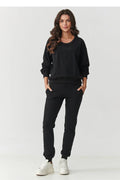 ensemble femme sweatshirt jogger molleton noir confortable épaules tombantes logo brodé taille élastique poches latérales chevilles resserrées minimaliste quotidien
