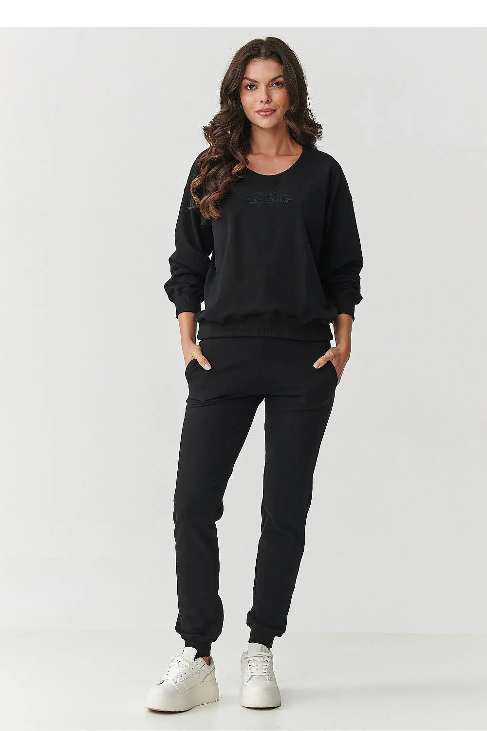 ensemble femme sweatshirt jogger molleton noir confortable épaules tombantes logo brodé taille élastique poches latérales chevilles resserrées minimaliste quotidien